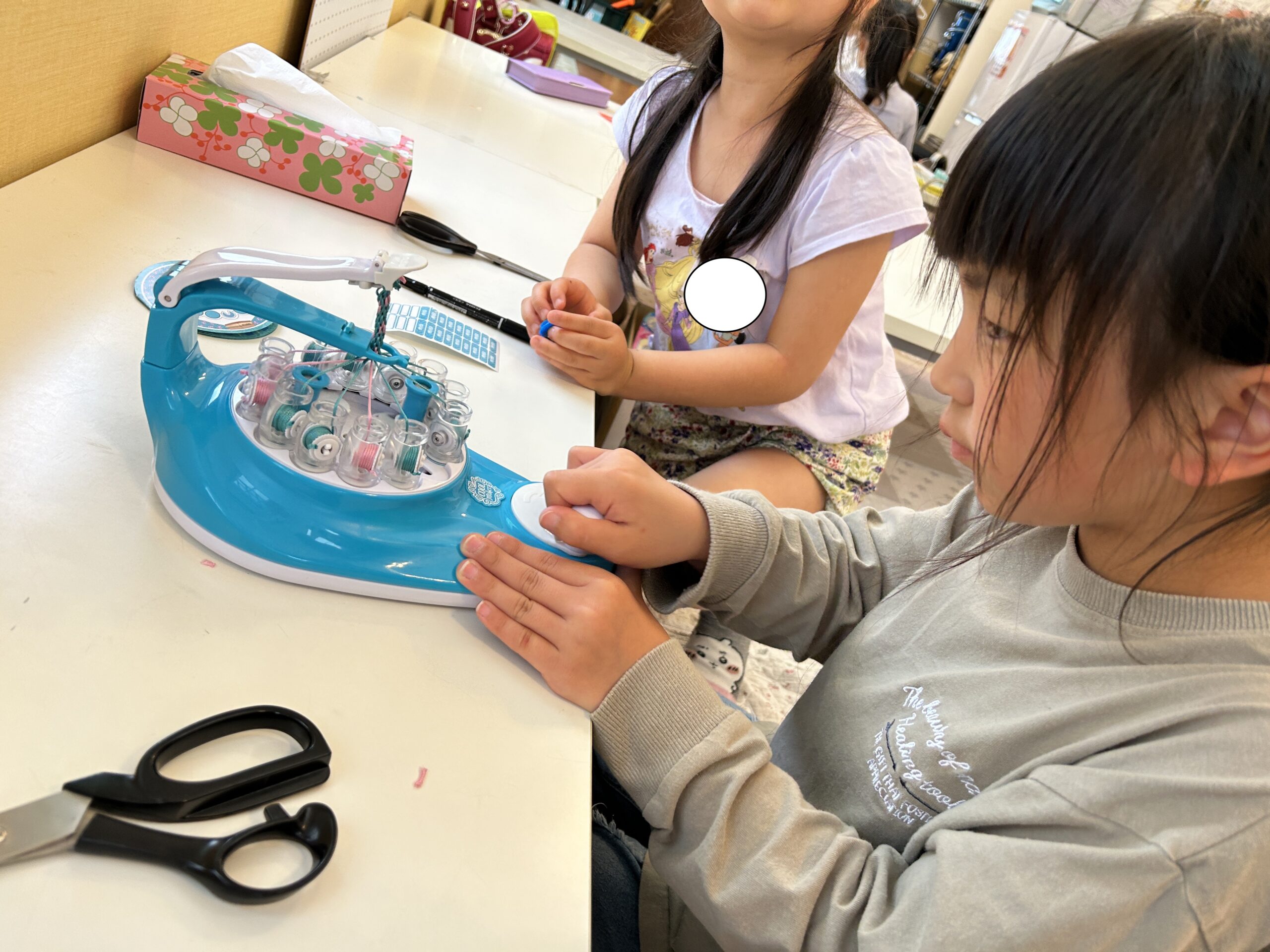 ブレスレットづくり！楽しくて夢中になっちゃった | ひかりキッズ わ …